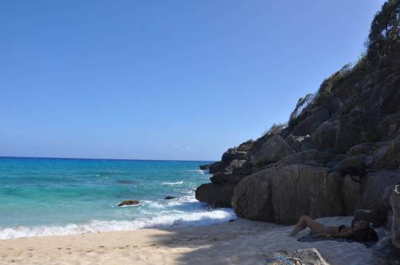 'Tomando sombra' na praia do Gouverneur, em St. Barth - Caribe